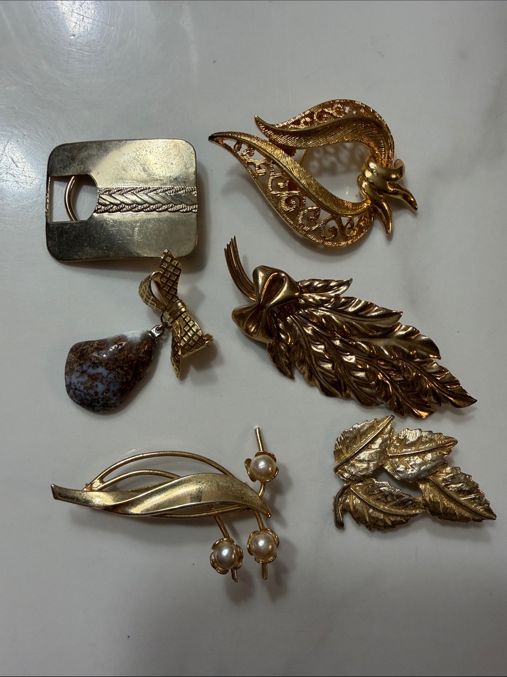 Vintage Gold-Tone Women's Brooch Collection (1 Sweater clip)